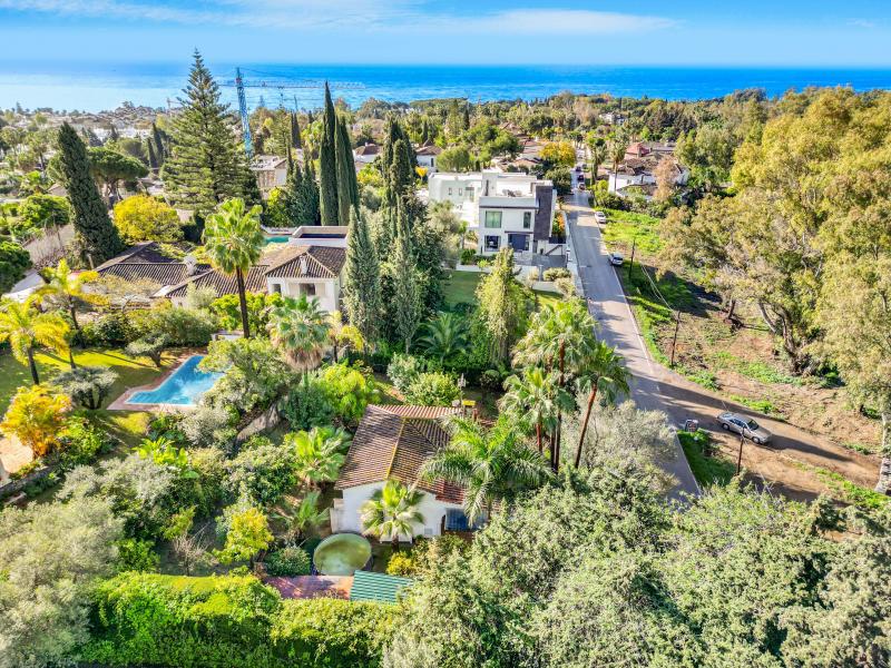 Prachtige twee slaapkamers, zuidelijk geconfronteerd met villa gelokaliseerd in de gemeenschap van La Carolina, op Marbella, prestigieus Golden Mile
