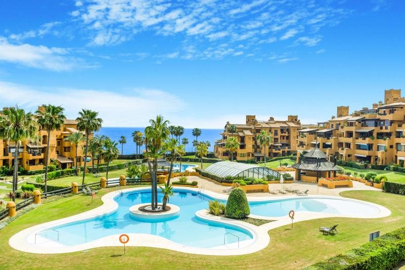 Luxury drie slaapkamers, zuidwaarts geconfronteerd op het strandhuis in de gemeenschap Granados Del Mar, Esteponana