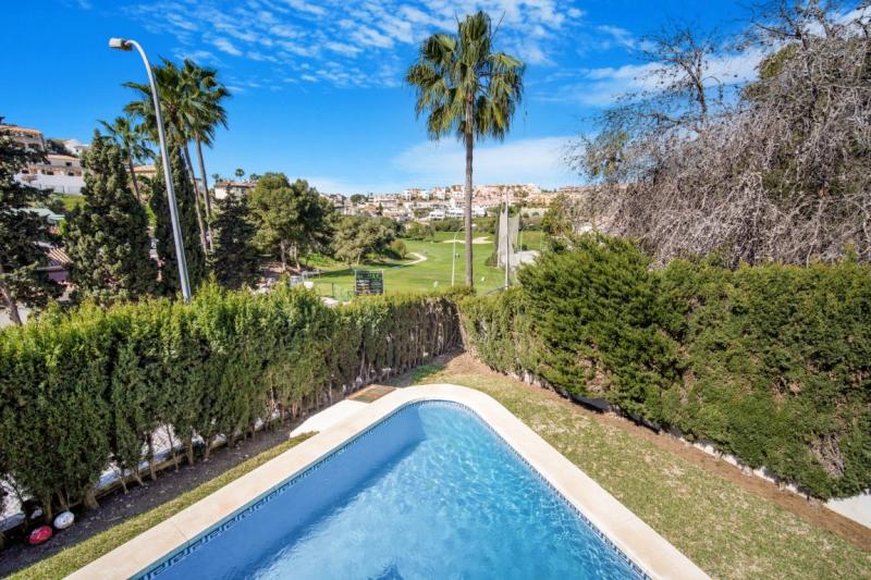 Espectacular villa de tres dormitorios situada en primera línea de golf en Riviera Del Sol; cerca de la playa y servicios locales