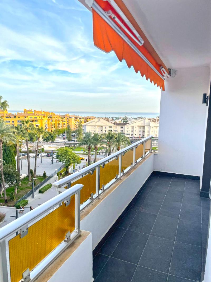 Bien situé trois chambres, sud-est face appartement à San Pedro Alcantara avec vue sur la mer