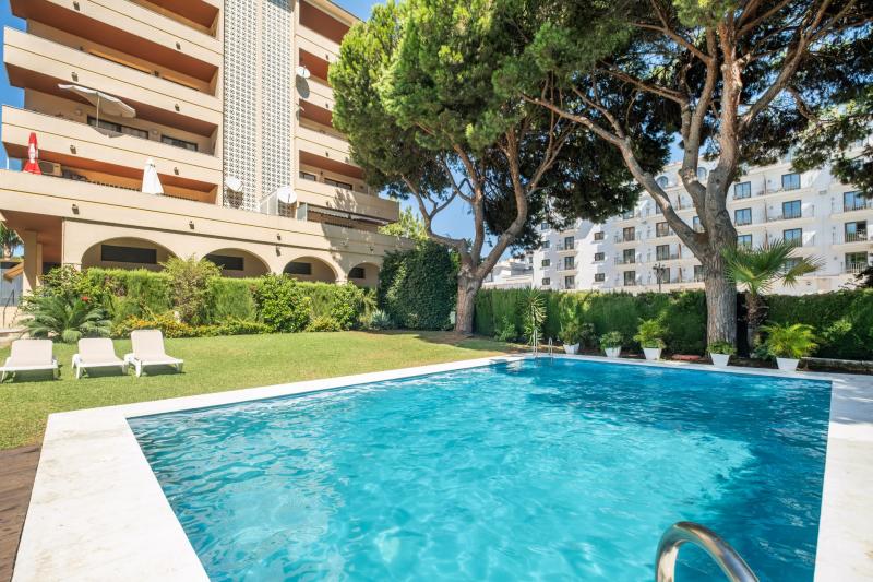 Godt beliggende to soveværelser, tredje sal lejlighed i et roligt boligområde i Nueva Andalusien, Marbella