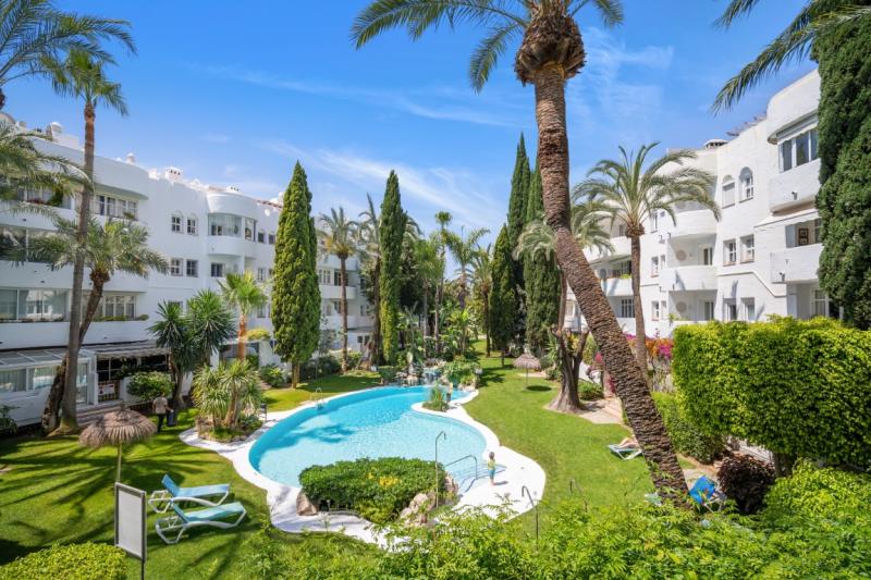 Ruimte twee slaapkamers, eerste verdieping appartement in de bekende gemeenschap Marbella Real