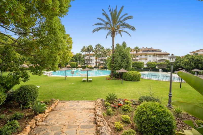 Prachtige drie slaapkamers, begane grond appartement in La Dama de Noche, Marbella