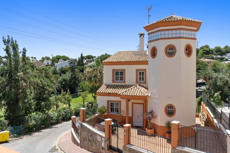 Fantastisk fem værelses vestvendt villa beliggende i et boligområde i Calahonda.