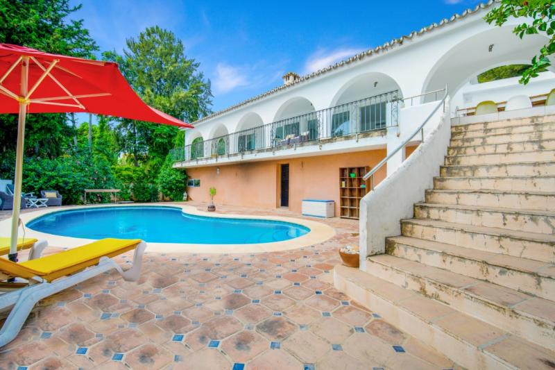 Fantastique cinq chambres, villa orientée sud située à La Carolina, Marbella avec vue sur la mer