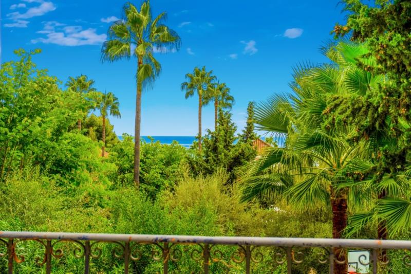 Fantástica villa de cinco dormitorios con orientación sur situada en La Carolina, Marbella con vistas al mar