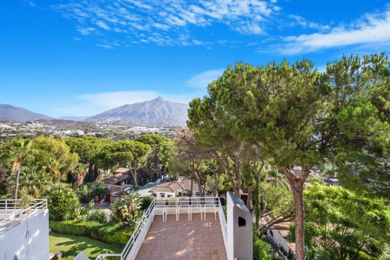 Spacious four-bedroom duplex penthouse with magnificent panoramic views over Las Brisas, La Concha Mountain and the sea