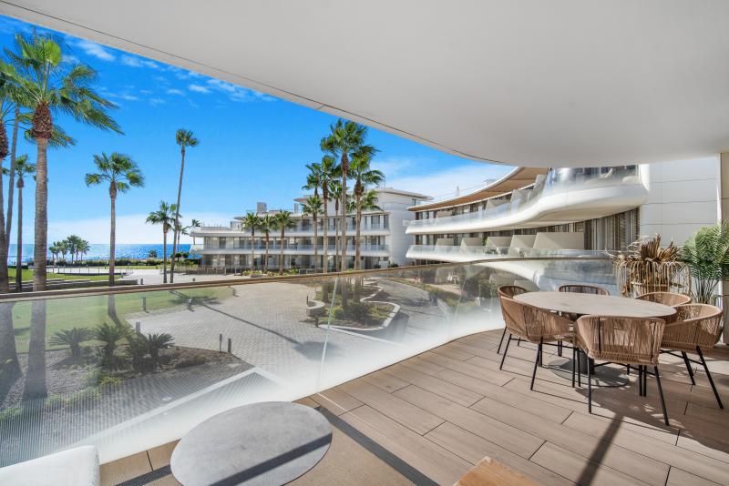 Inmaculado apartamento de tres dormitorios con orientación sur en primera planta situado en la comunidad cerrada frente a la playa El borde, Estepona