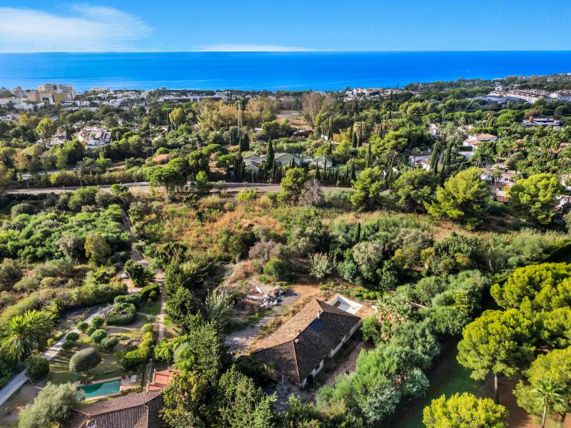 Parcela residencial en una prestigiosa zona de la Milla de Oro de Marbella con vistas al mar