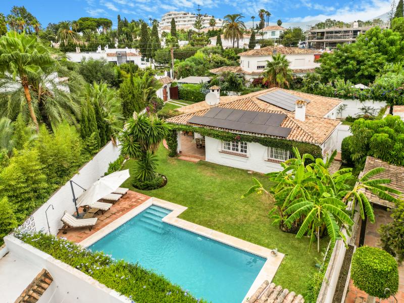 Encantadora villa con orientación sureste situada en Guadalmina Alta con piscina privada y jardín