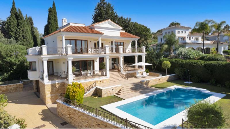 Magnífico chalet de cinco dormitorios situado en Hacienda Las Chapas, Marbella - con apartamento independiente