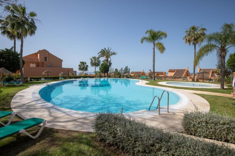 Fantastiska tre sovrum, söder inför duplex takvåning i gated community av Lagos de Santa Maria i Elviria
