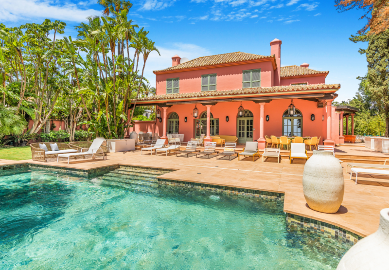 Magnifique villa de six chambres située à Hacienda Las Chapas, Marbella, avec vue sur la mer