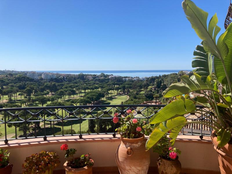 Indrukwekkend vier slaapkamer duplex penthouse in Vista Golf, Rio Real, met panoramische zeezichten