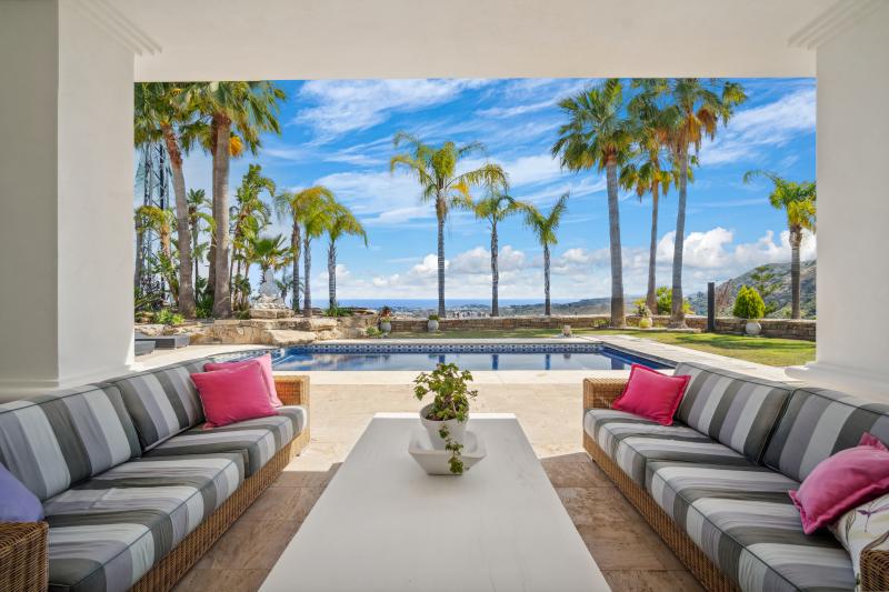 Impresionante villa de golf en primera línea de cuatro dormitorios en Los Arqueros, Benahavis con vistas al mar y la montaña