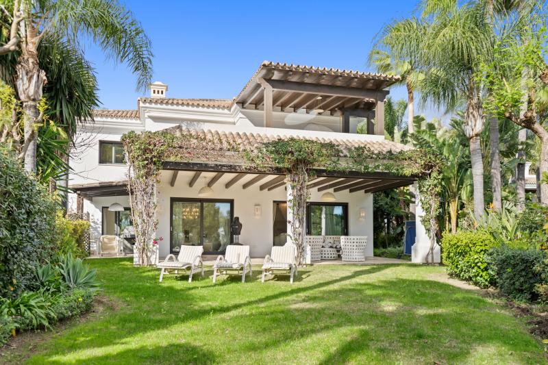 Maravillosa villa de lujo orientada al suroeste en Lomas de Magna Marbella en la Milla de Oro de Marbella