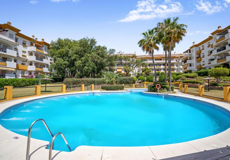 Superbe trois chambres, sud-est face au duplex penthouse dans l'urbanisation fermée Los Pinos de Nagueles sur le Golden Mile de Marbella