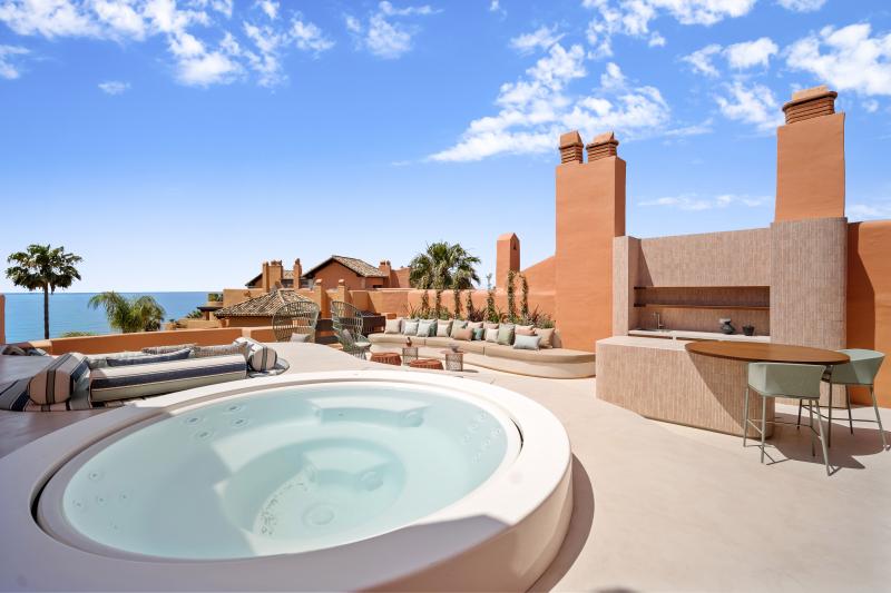 Fantastisk fire-værelses, frontline strand duplex penthouse i La Morera, Reserva de Los Monteros - med fantastisk havudsigt