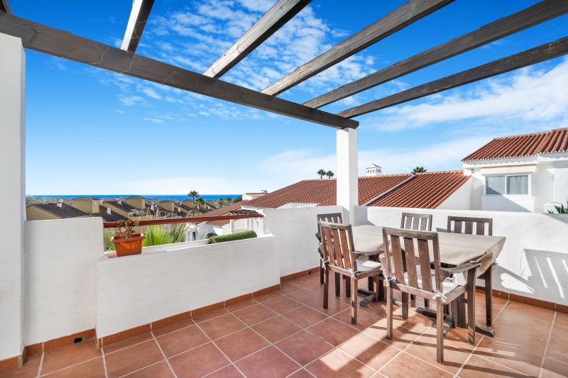 Dejlig to værelses syd østvendt penthouse i det gated community Bel Air Gardens, Estepona med havudsigt