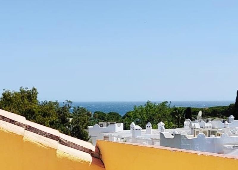 Penthouse de deux chambres situé dans un emplacement privilégié du Golden Mile, Marbella avec vue sur la mer