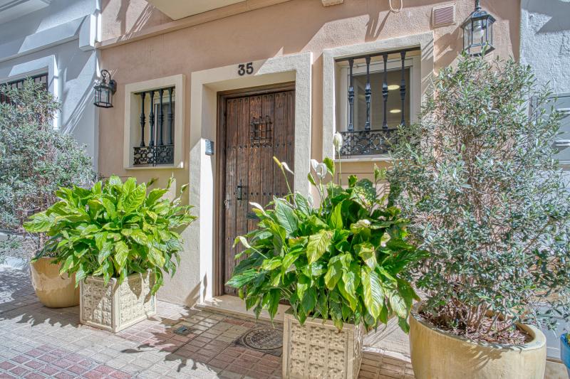 Uitzonderlijk vier slaapkamer herenhuis gelegen in het hart van Marbella Center