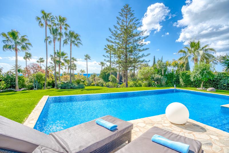 Mooie, op het zuiden gelegen vier slaapkamer villa gelegen in het gewilde gebied van Hacienda Las Chapas, Marbella