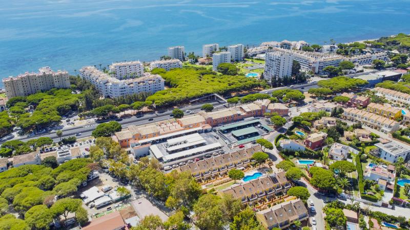 Quatre chambres magnifiquement réformées sud face maison de ville dans une communauté résidentielle fermée à Calahonda, à distance de marche de la plage