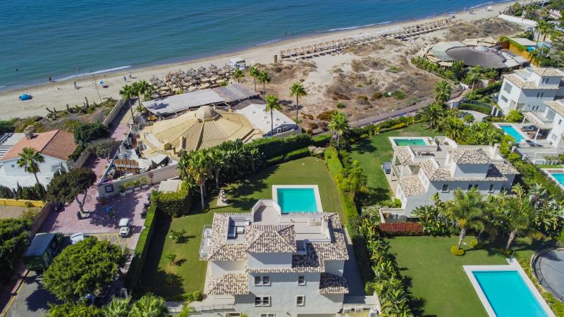 Immaculée cinq chambres, face sud villa située à El Rosario, Marbella Est avec une vue mer incroyable