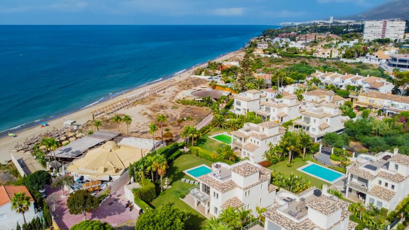 Inmaculada villa frente a la playa de cinco dormitorios situada en El Rosario, Marbella Este con increíbles vistas al mar