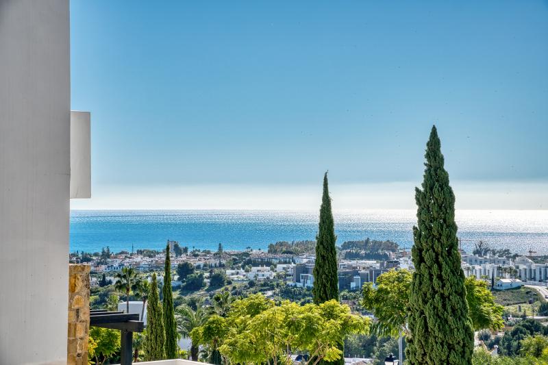 Fantastiskt två sovrum, söderläge lägenhet i gated community Alanda Flamingos, Benahavis med fantastisk havsutsikt