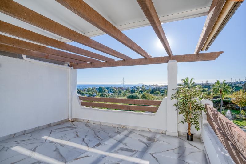 Lys og rummelig to værelses penthouse beliggende i Selwo Hills, Estepona.