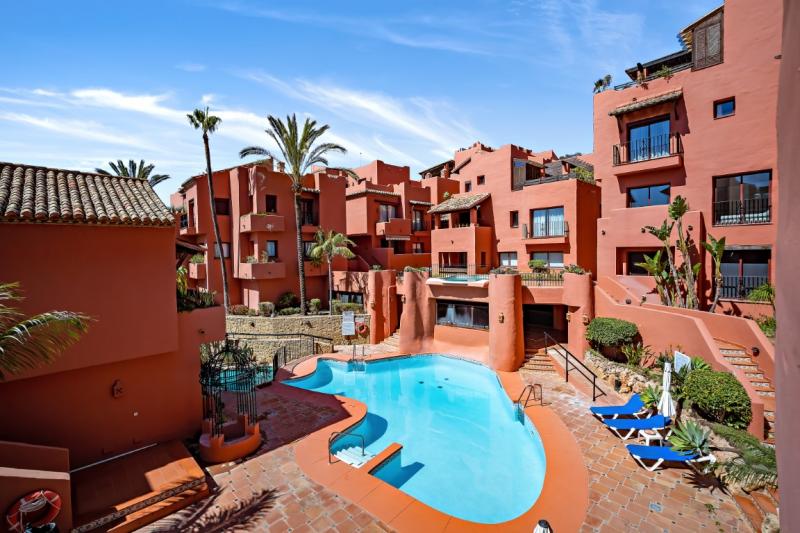 Beautiful four-bedroom ground floor apartment located in Jardines de Don Carlos in Elviria.