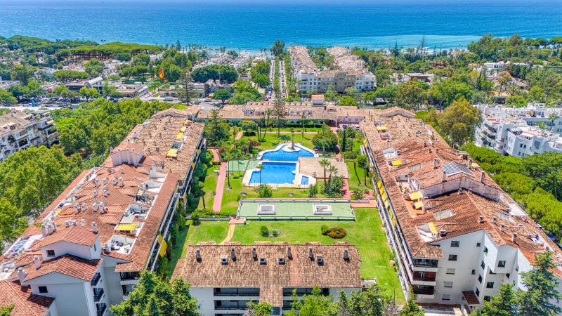 Uitzonderlijke drie bedorom appartement gelegen in een zeer gewilde gemeenschap La Carolina Park, op Marbella
