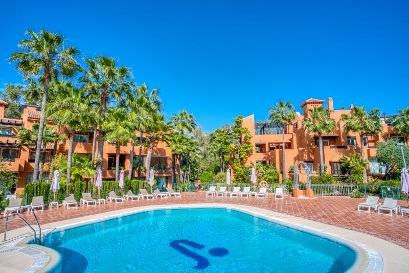 Encantador apartamento en planta baja de dos dormitorios con orientación sureste, situado en una de las comunidades más exclusivas, Alminar de Marbella, en Nueva Andalucía.