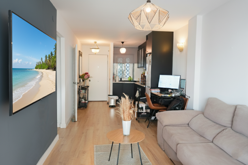 Licht zuid gericht, onlangs gerenoveerd twee slaapkamer appartement gelegen in het strand van Artola Baja, Marbella