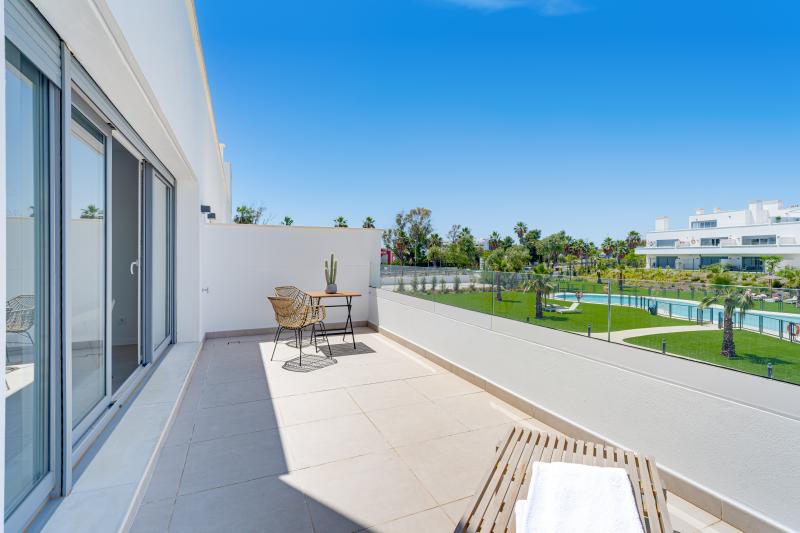 Stilfuld, sydvendt to værelses lejlighed beliggende i det eftertragtede gated community Acqua Gardens på New Golden Mile, Estepona