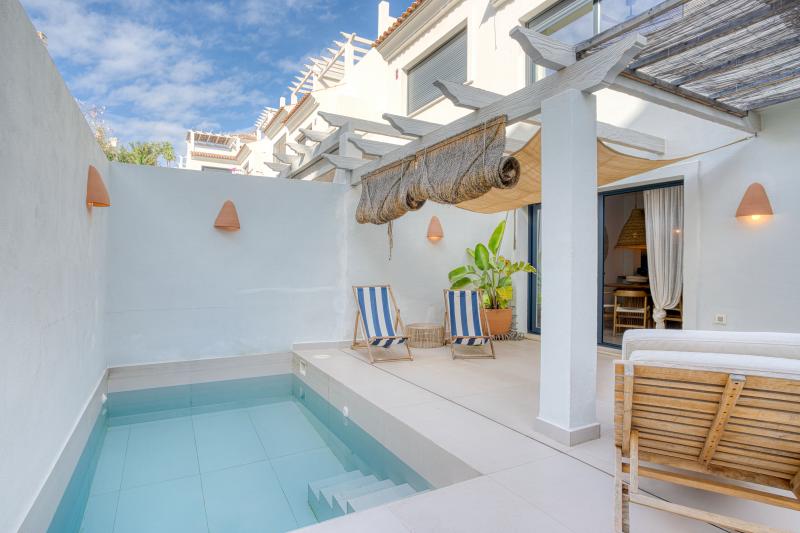 Elegant, tre sovrum radhus ligger i den gated community av Agra Residencial, Estepona