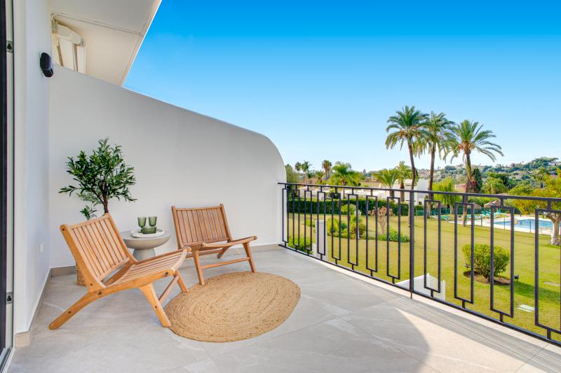 Moderne fire værelses byhus beliggende i det gated samfund i La Rinconada, beliggende i Marbellas Golf Valley