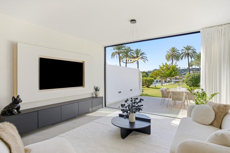 Contemporary four bedroom townhouse located in the gated community of La Rinconada, located in Marbella´s Golf Valley