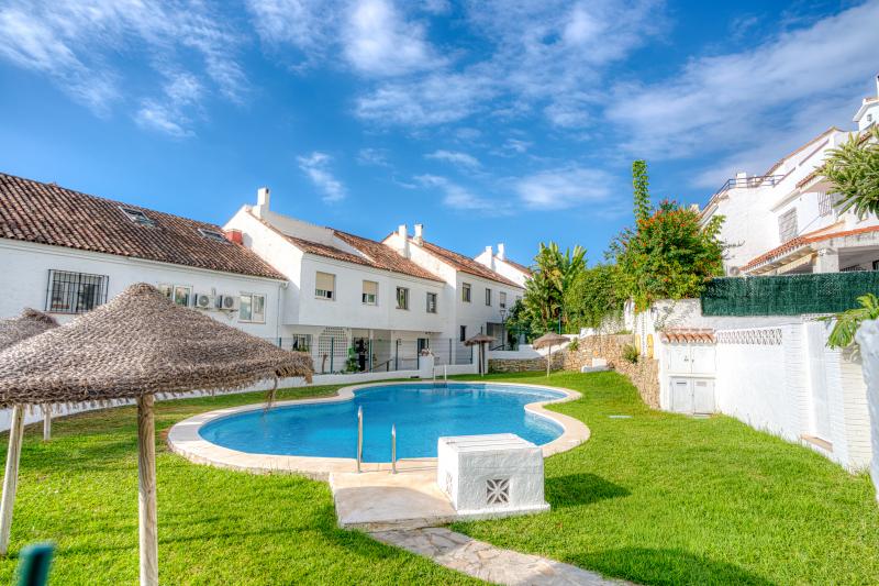 Charmerende sydvendt, tre værelses byhus beliggende i det eftertragtede gated fællesskab af El Capricho på Marbellas gyldne Mile