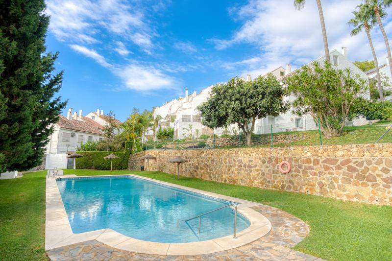 Charming south facing, three bedroom townhouse located in the sought-after gated community of El Capricho on Marbella’s Golden Mile