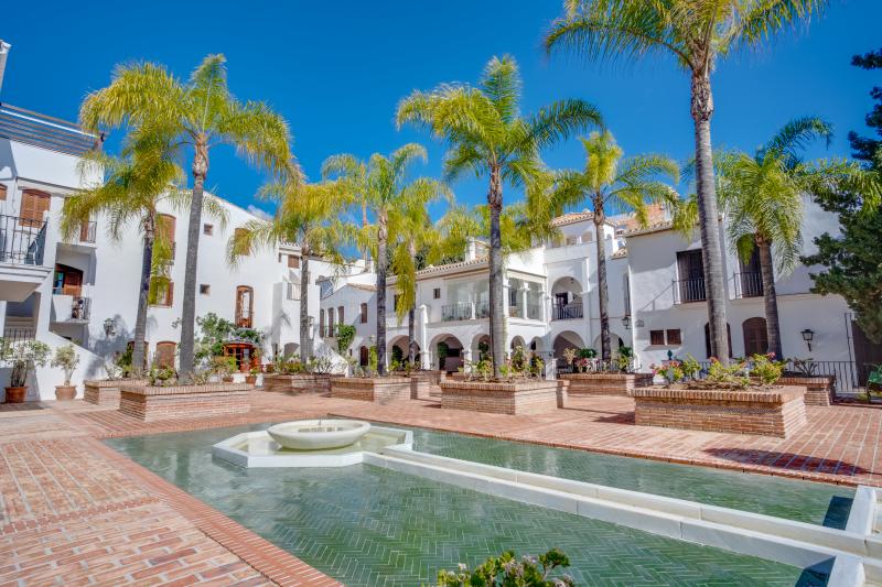 Joli appartement de deux chambres au rez-de-chaussée dans la communauté fermée exceptionnelle de Señorio de Marbella, sur le Golden Mile de Marbella