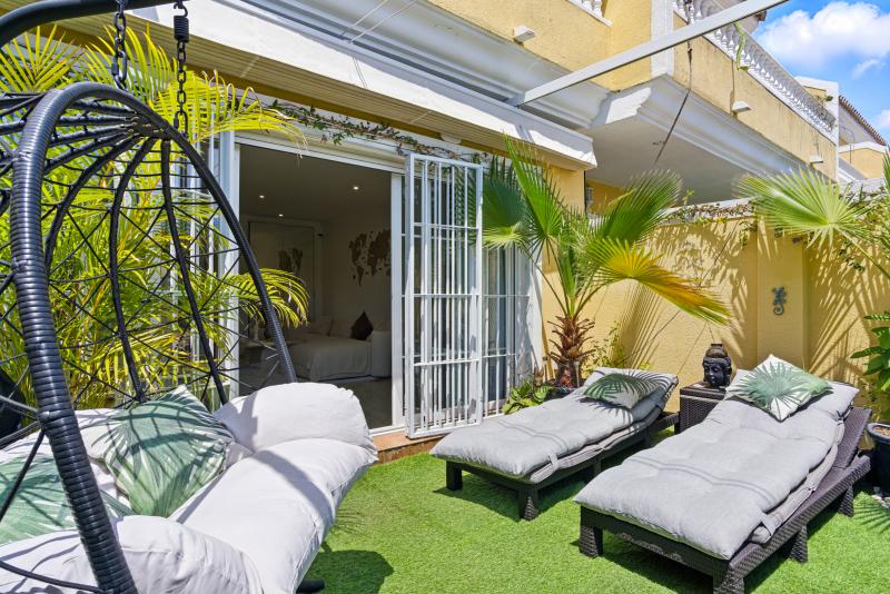 Fyra sovrum vackert reformerade söderläge townhouse i ett gated bostadsområde i Calahonda