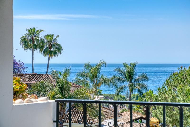 Primera posición, apartamento en esquina con orientación sur con vistas al mar, situado en la comunidad de Pinos de Nagüeles, en Marbella ́sGolden Mile
