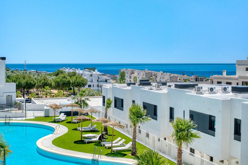 Belle maison de ville de trois chambres, située dans le village exclusif Cala Serena au coeur de La Cala de Mijas