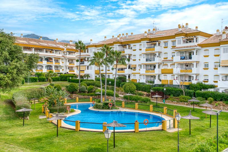 Charmant appartement de trois chambres, rez de chaussée situé dans la communauté recherchée de Pinos de Nagüeles, à Marbella