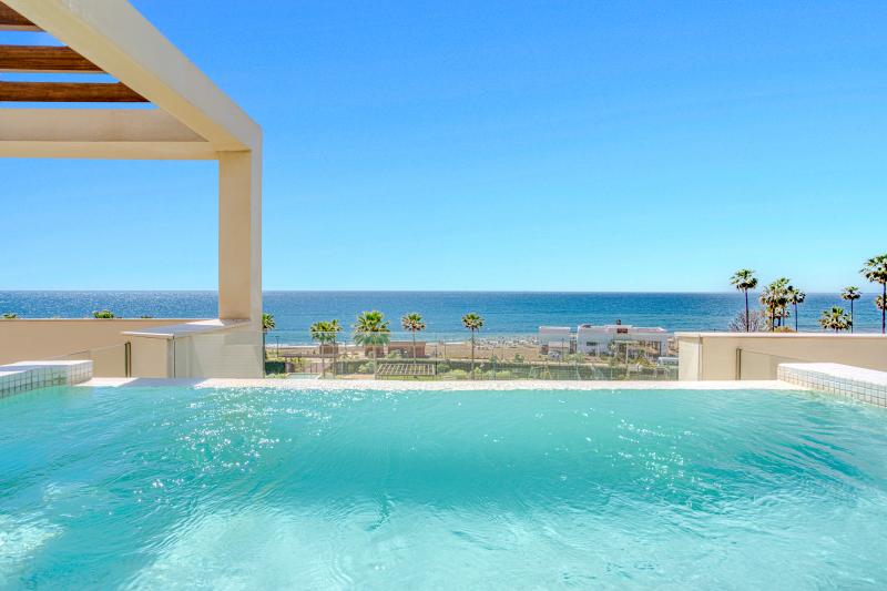 Luxueux penthouse en duplex de quatre chambres situé dans une communauté en bord de mer sur Marbella