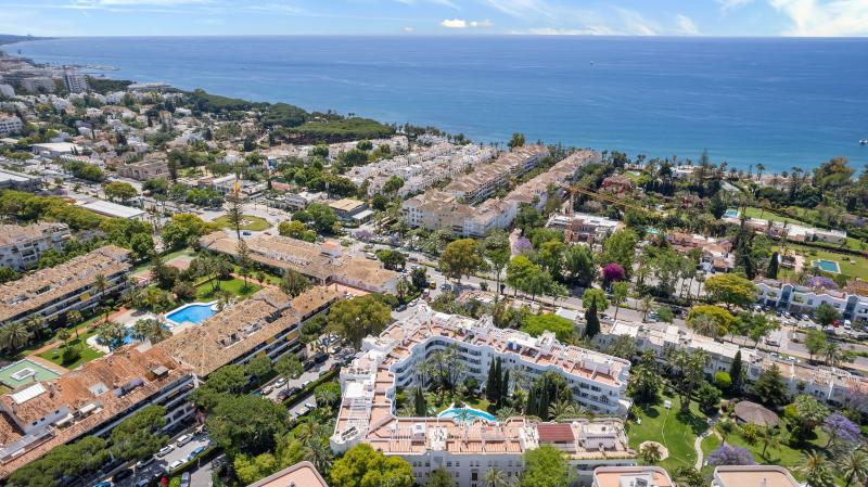 Impresionante ático dúplex con orientación sur en la conocida y cerrada comunidad Marbella Real