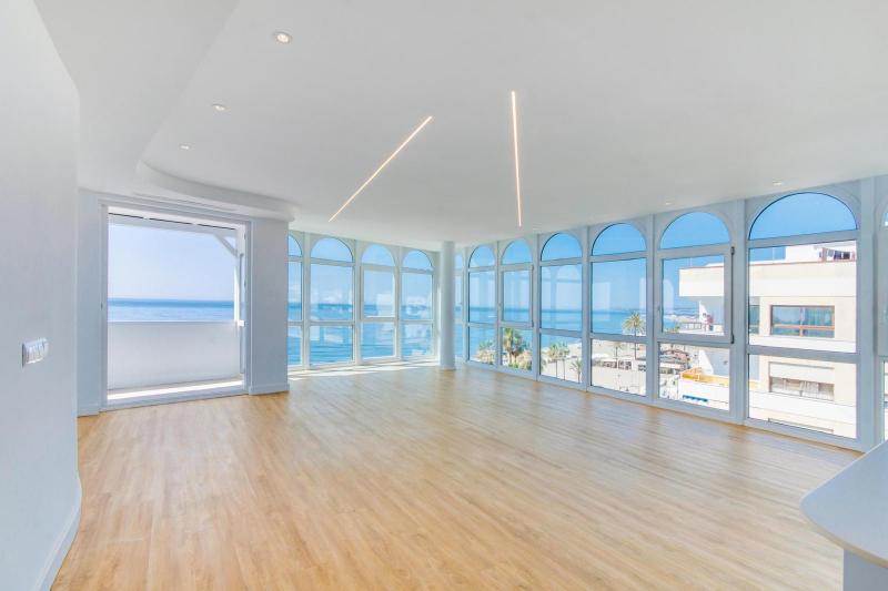 Impresionante, orientado al sur totalmente renovado, apartamento frente a la playa de tres dormitorios en el corazón del encantador casco antiguo de Estepona