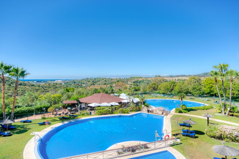 Charmant westgericht, drie slaapkamer duplex penthouse gelegen in de omheinde gemeenschap Parque Botanico, Estepona